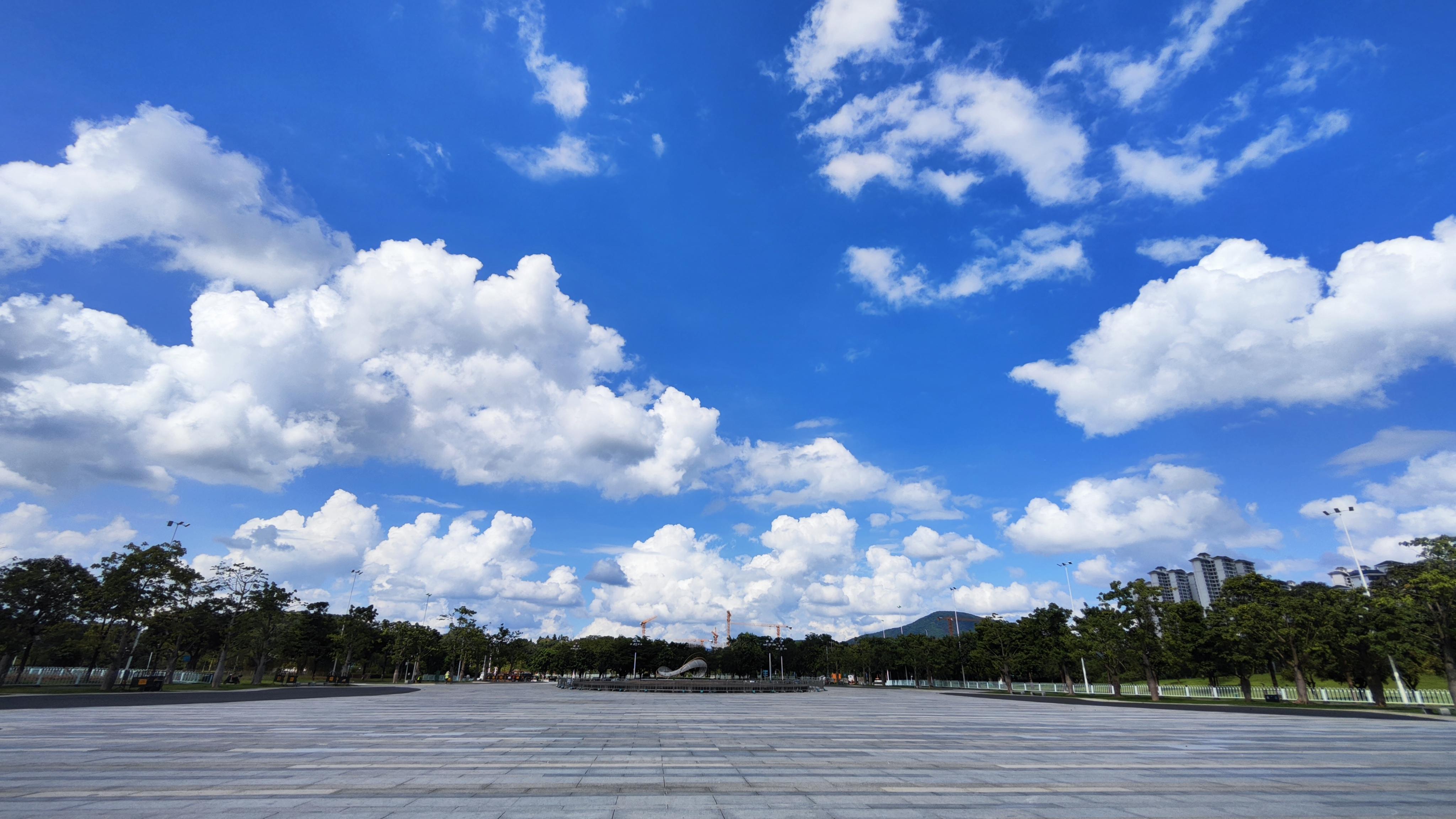 广场：放风筝好地方